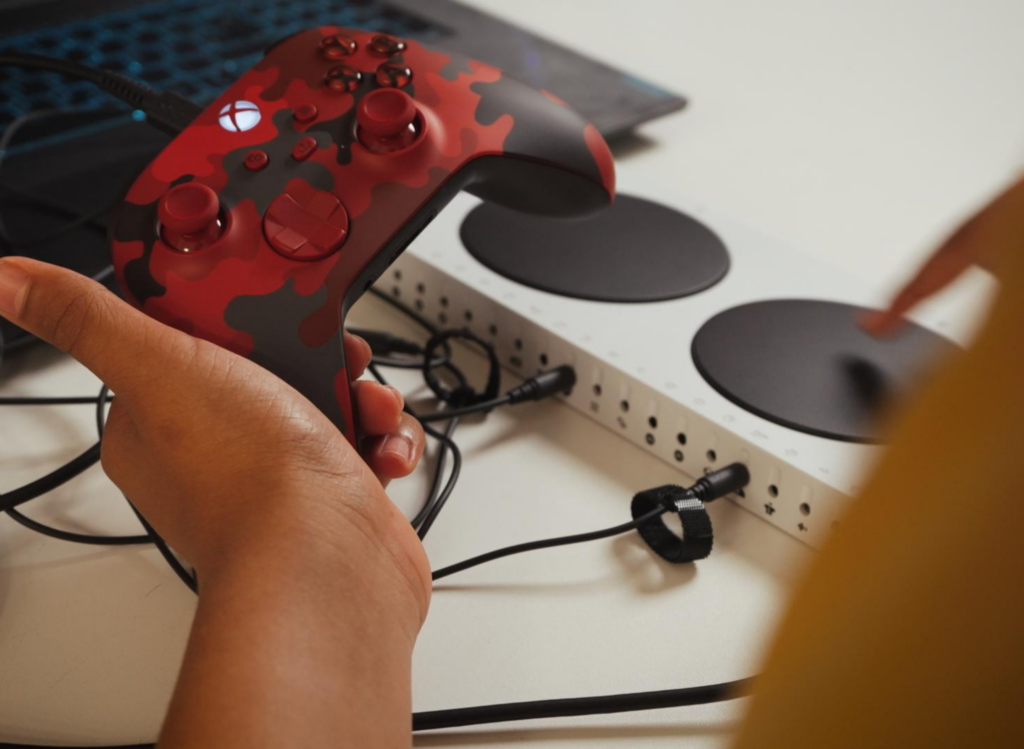 Adaptive Controller und XBox-Controller für Computerspiele