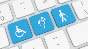 Computertastatur mit drei hervorgehobenen Tasten in blau. Auf einer Taste ein Icon mit weißer Person im Rollstuhl, ein Gehörlosen-Logo und Logo einer Person mit Blindenstock
